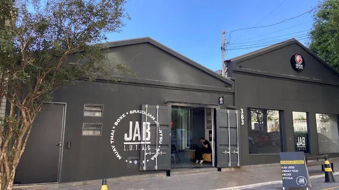 Fachada da JAB L.U.T.A.S em São Caetano do Sul à noite