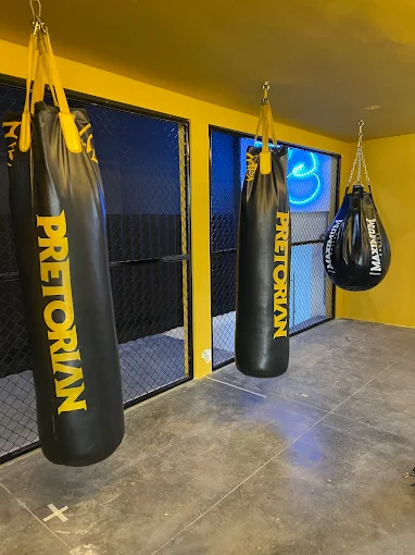 Sala de sacos de boxe amarelos